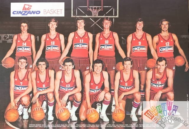 La formazione della Olimpia Cinzano Milano 1976-77: Friz, V.Gallinari, Vecchiato, Hansen, Ferracini, Menatti (in piedi), Benatti, D.Boselli, Bianchi, Brumatti, Francescatto, Silvester